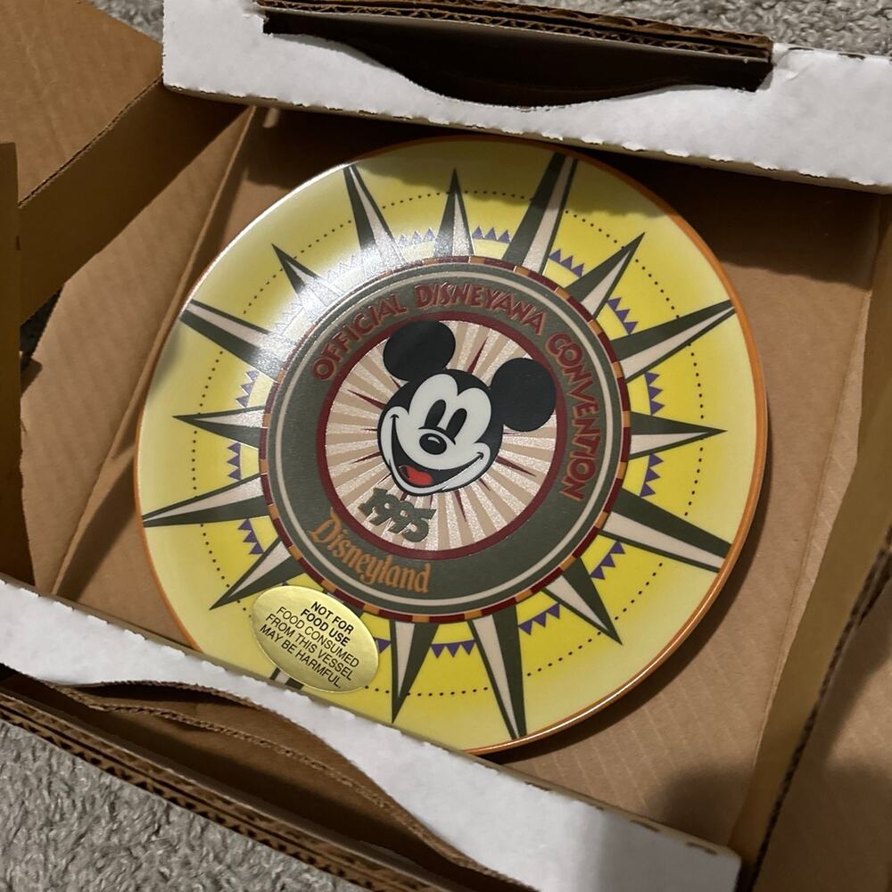 DISNEYLAND OFFICIAL DISNEYANA CONVENTION PLATE 1995 LIMITED TO 1500 PIECES